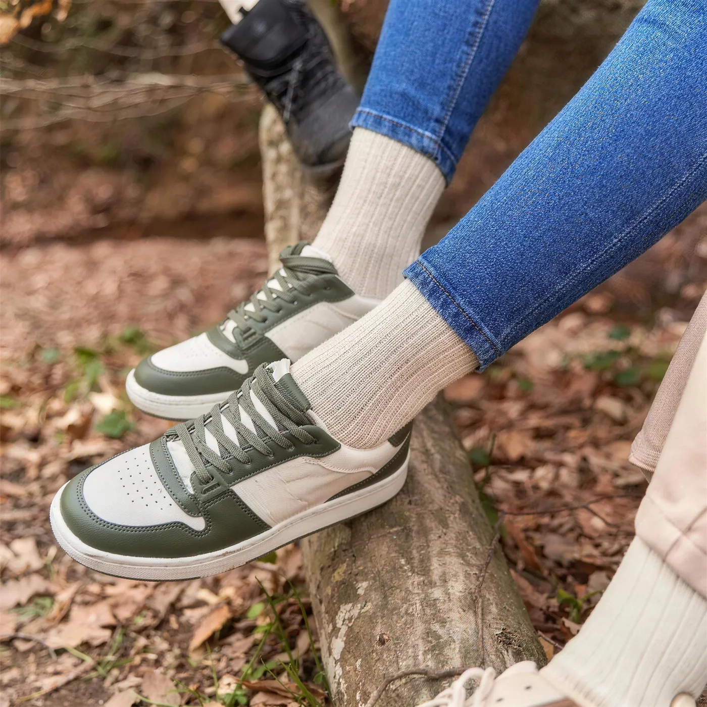 Baumwollsocken in Sneakern im Wald