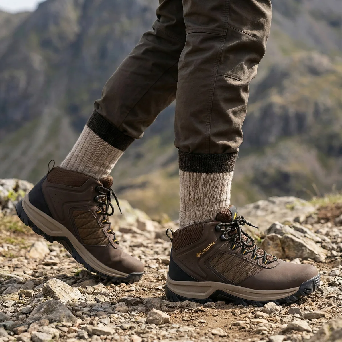 Kontrastferse-Alpakasocken in Wanderstiefeln auf einem Bergpfad
